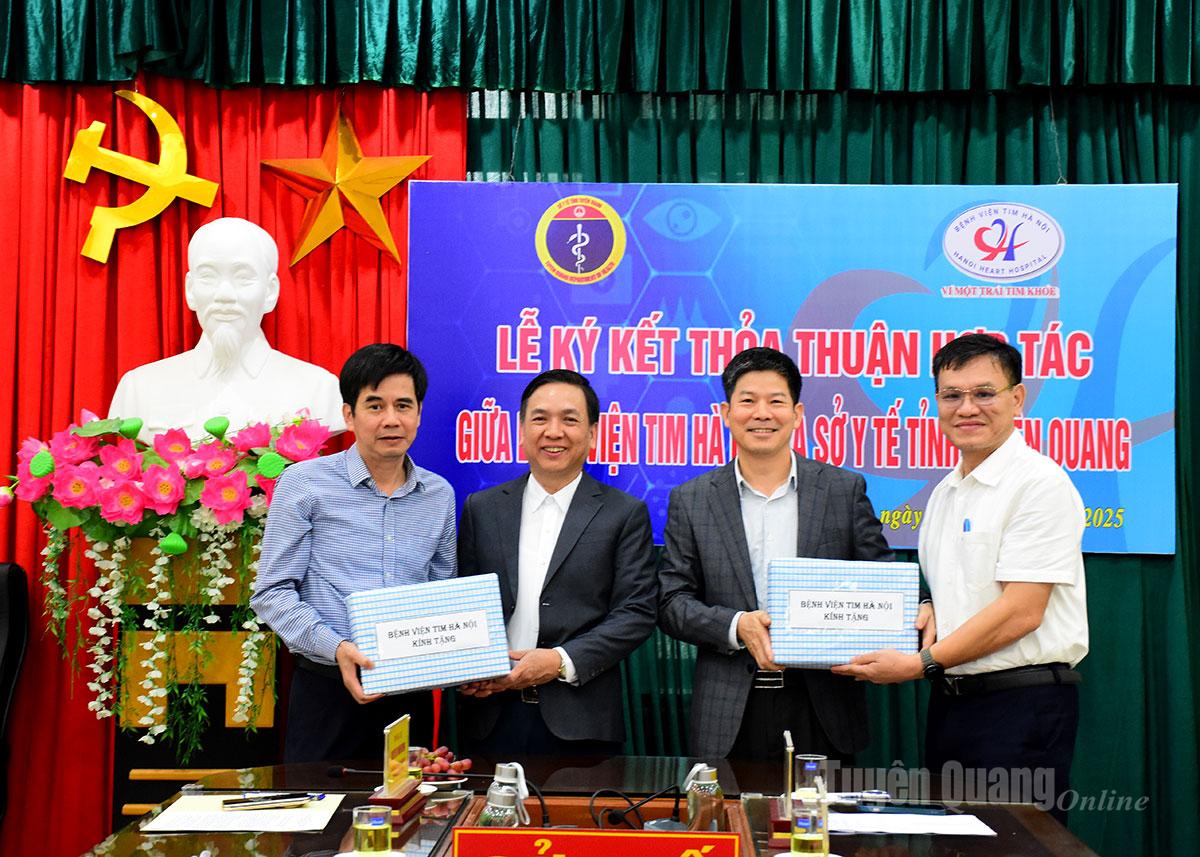 Vedoucí představitelé Hanojské kardiologické nemocnice předali dary Provinční všeobecné nemocnici a Všeobecné nemocnici Ha Giang.