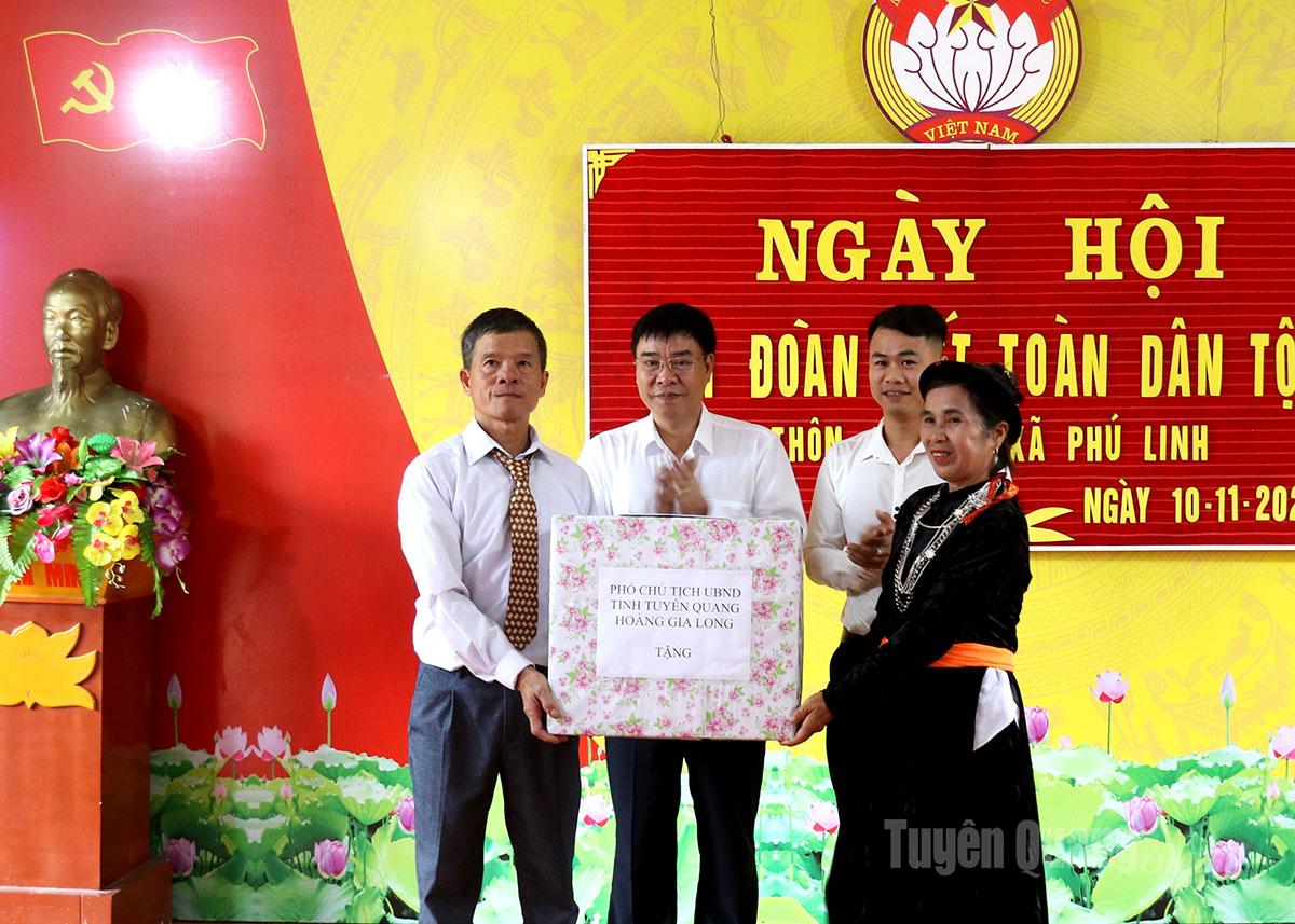 Vice ordförande för provinsens folkkommitté, Hoang Gia Long, överlämnade gåvor till invånarna i byn Na Con i Phu Linh kommun.