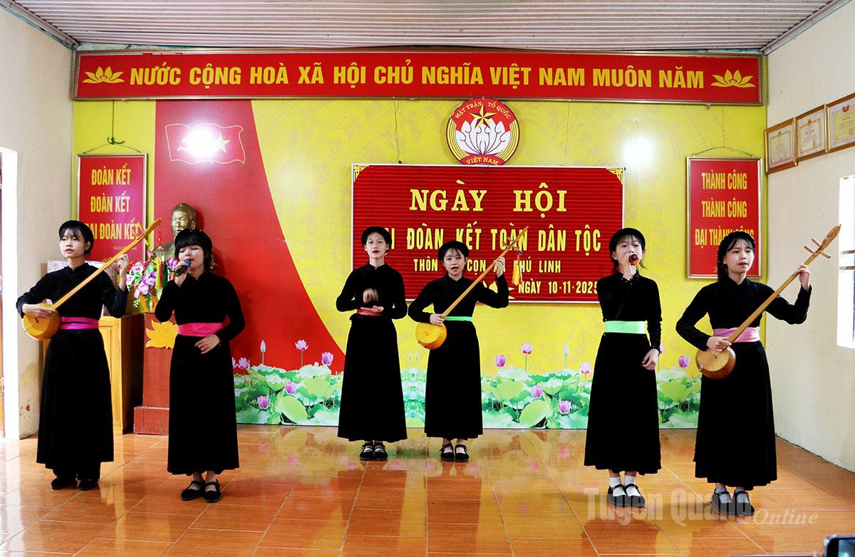 Konstföreställning för att fira den stora enhetsdagen i byn Na Con, Phu Linh kommun.