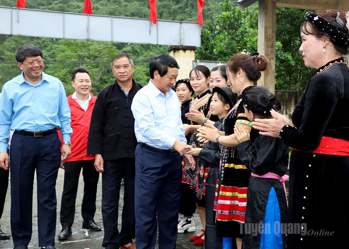 ທ່ານ​ເລຂາທິການ​ໃຫຍ່​ຄະນະ​ບໍລິຫານ​ງານ​ສູນ​ກາງ​ພັກ​ແຂວງ ຮ່າ​ນາມ ​ໄດ້​ເຂົ້າ​ຮ່ວມ​ງານ​ບຸນ​ມະຫາ​ສາມັກຄີ​ທົ່ວ​ປວງ​ຊົນ​ທັງ​ຊາດ​ຢູ່​ບ້ານ​ຫີນ.