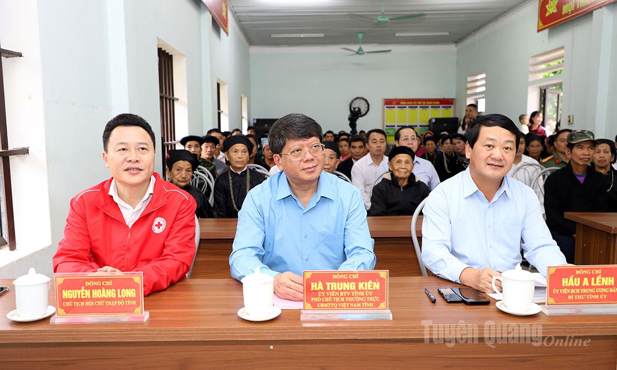 ທ່ານ​ເລຂາທິການ​ໃຫຍ່​ຄະນະ​ບໍລິຫານ​ງານ​ສູນ​ກາງ​ພັກ​ແຂວງ ຮ່າ​ນາມ ​ໄດ້​ເຂົ້າ​ຮ່ວມ​ງານ​ບຸນ​ມະຫາ​ສາມັກຄີ​ທົ່ວ​ປວງ​ຊົນ​ທັງ​ຊາດ​ຢູ່​ບ້ານ​ຫີນ.