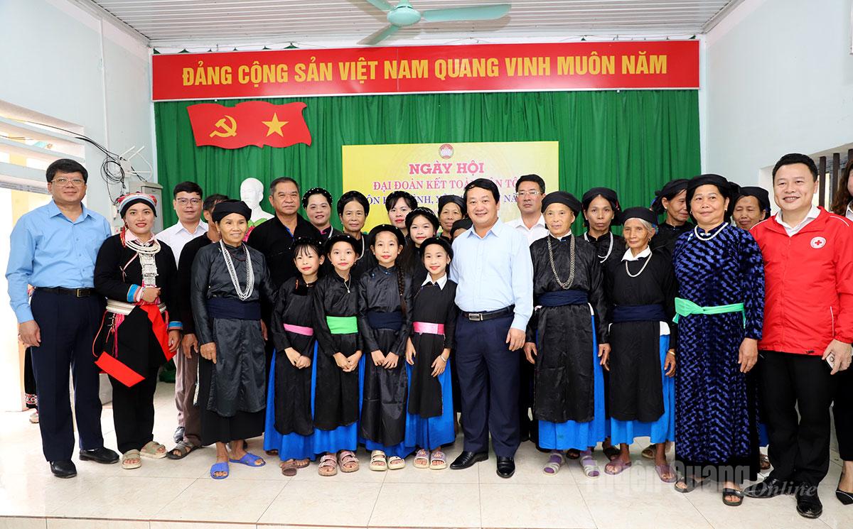 ທ່ານ​ເລຂາທິການ​ໃຫຍ່​ຄະນະ​ບໍລິຫານ​ງານ​ສູນ​ກາງ​ພັກ​ແຂວງ ຮ່າ​ນາມ ​ໄດ້​ຖ່າຍຮູບ​ທີ່​ລະນຶກ​ກັບ​ປະຊາຊົນ​ບ້ານ​ຫີນ.