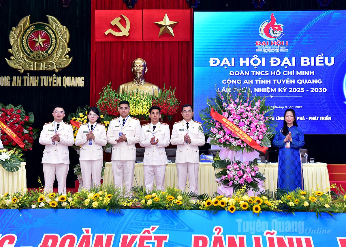 Ledare för provinsiella ungdomsförbund överlämnade blommor för att gratulera kongressen.