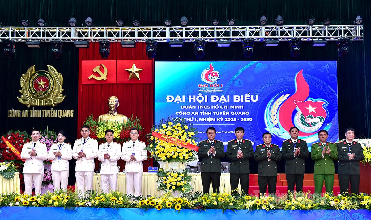 Partikommittén för Tuyen Quangs provinspolis överlämnade blommor för att gratulera kongressledamoten.