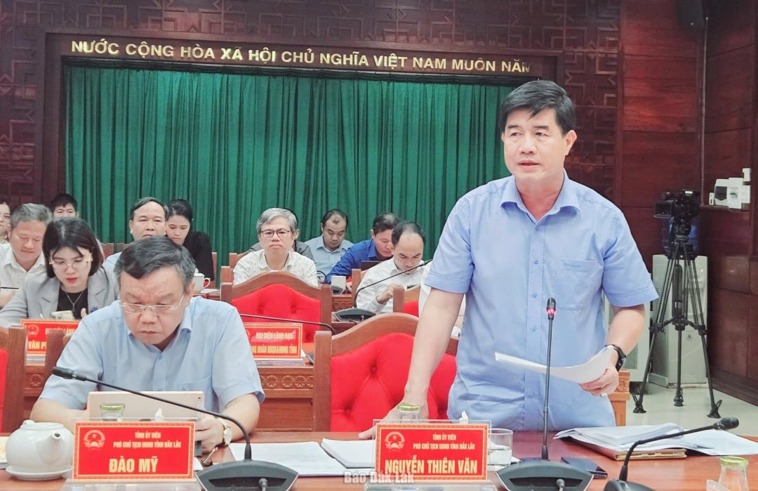 ທ່ານ​ຮອງ​ປະທານ​ຄະນະ​ກຳມະການ​ປະຊາຊົນ​ແຂວງ ຫງວຽນ​ທ້ຽນ​ເຍີນ ກ່າວ​ຄຳ​ເຫັນ​ທີ່​ກອງ​ປະຊຸມ.