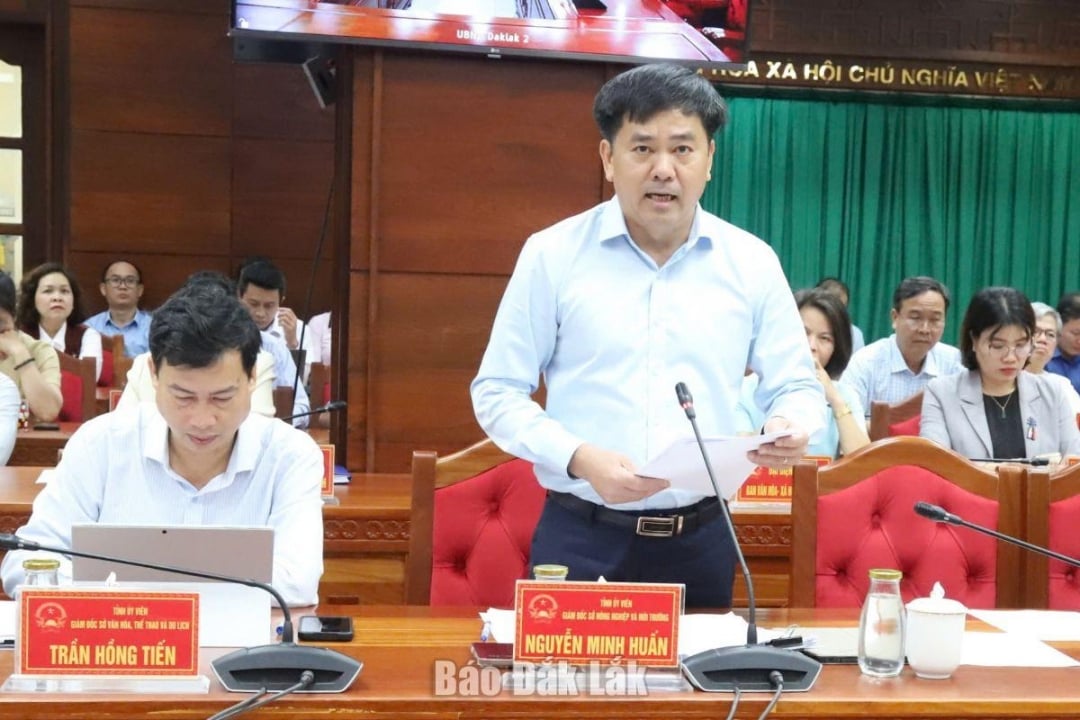 ຫົວໜ້າກົມກະສິກຳ ແລະ ສິ່ງແວດລ້ອມ ລາຍງານໃນກອງປະຊຸມ.