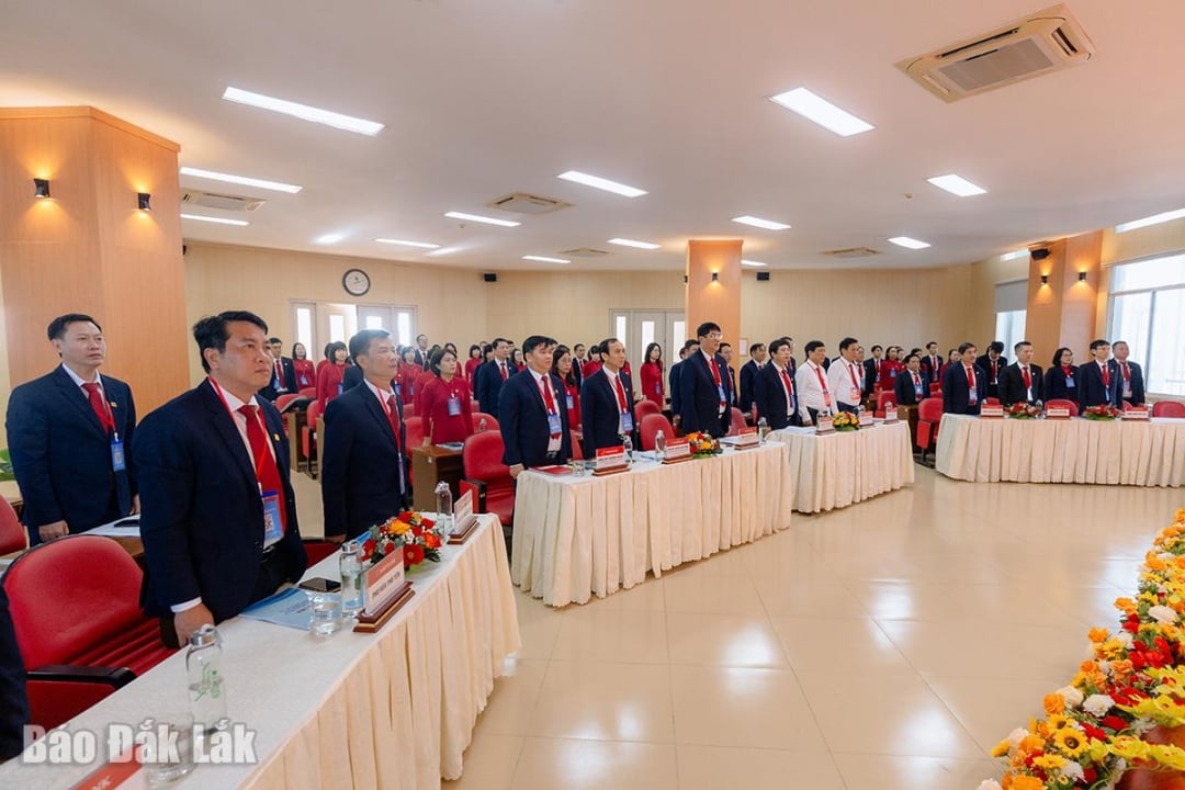 Các đại biểu làm lễ chào cờ.