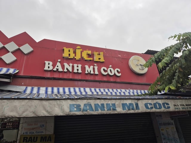 Số người ngộ độc sau ăn bánh mì ở TP HCM đã lên 235- Ảnh 2.