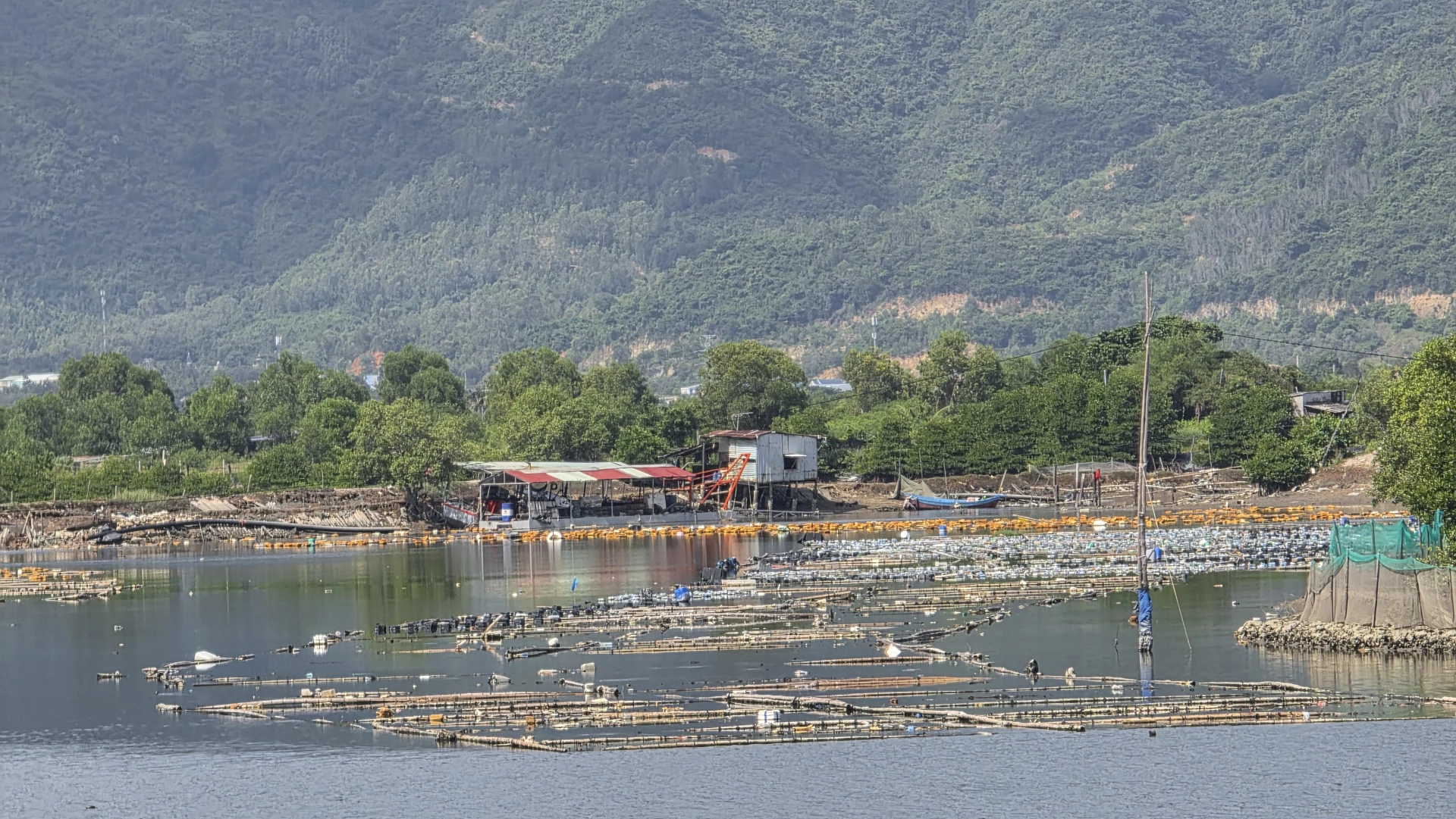 Ett område längs floden Quan Truong är tätt packat med flytande bojar.