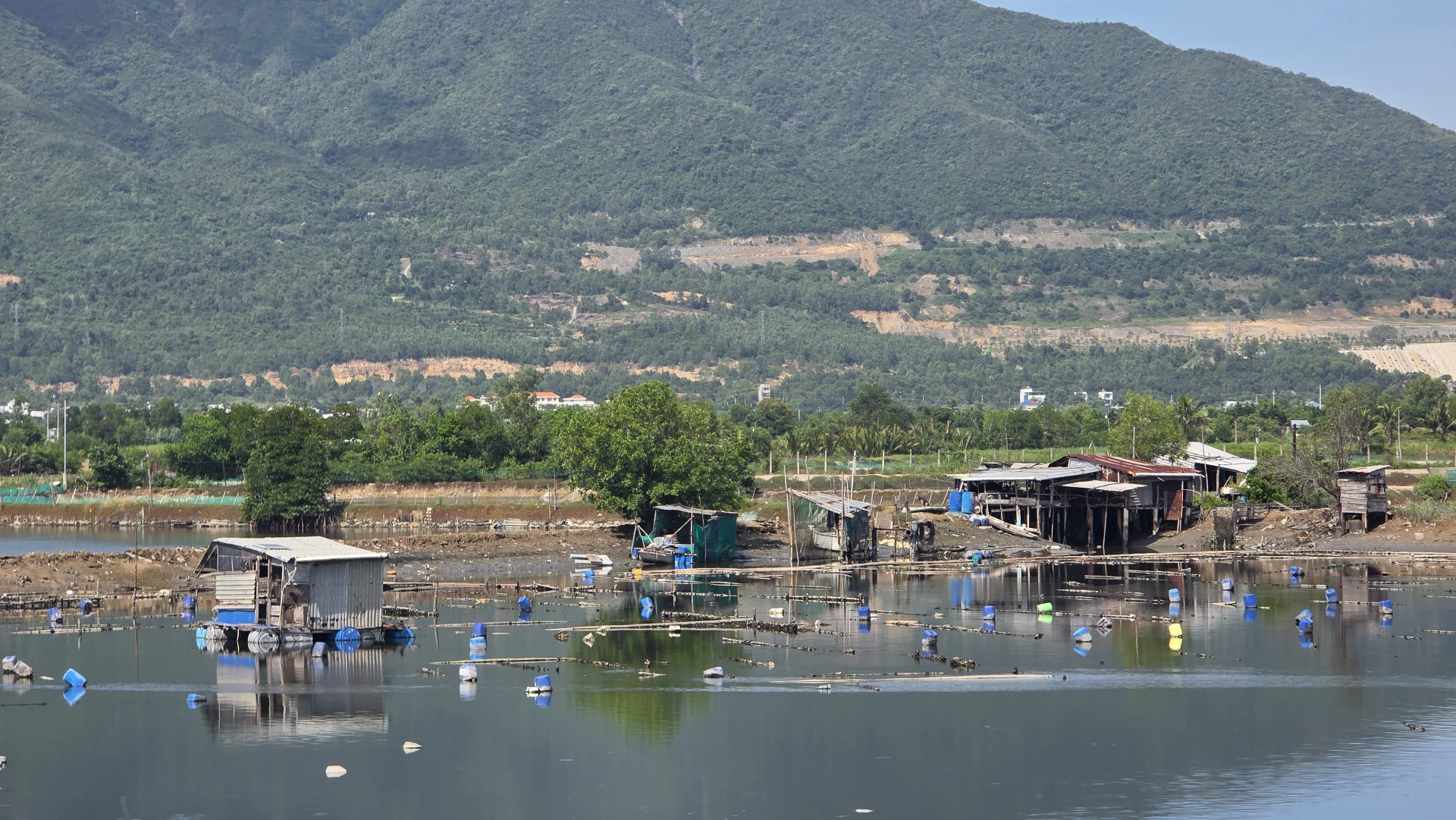 Flytande flotte på Quan Truong-floden.