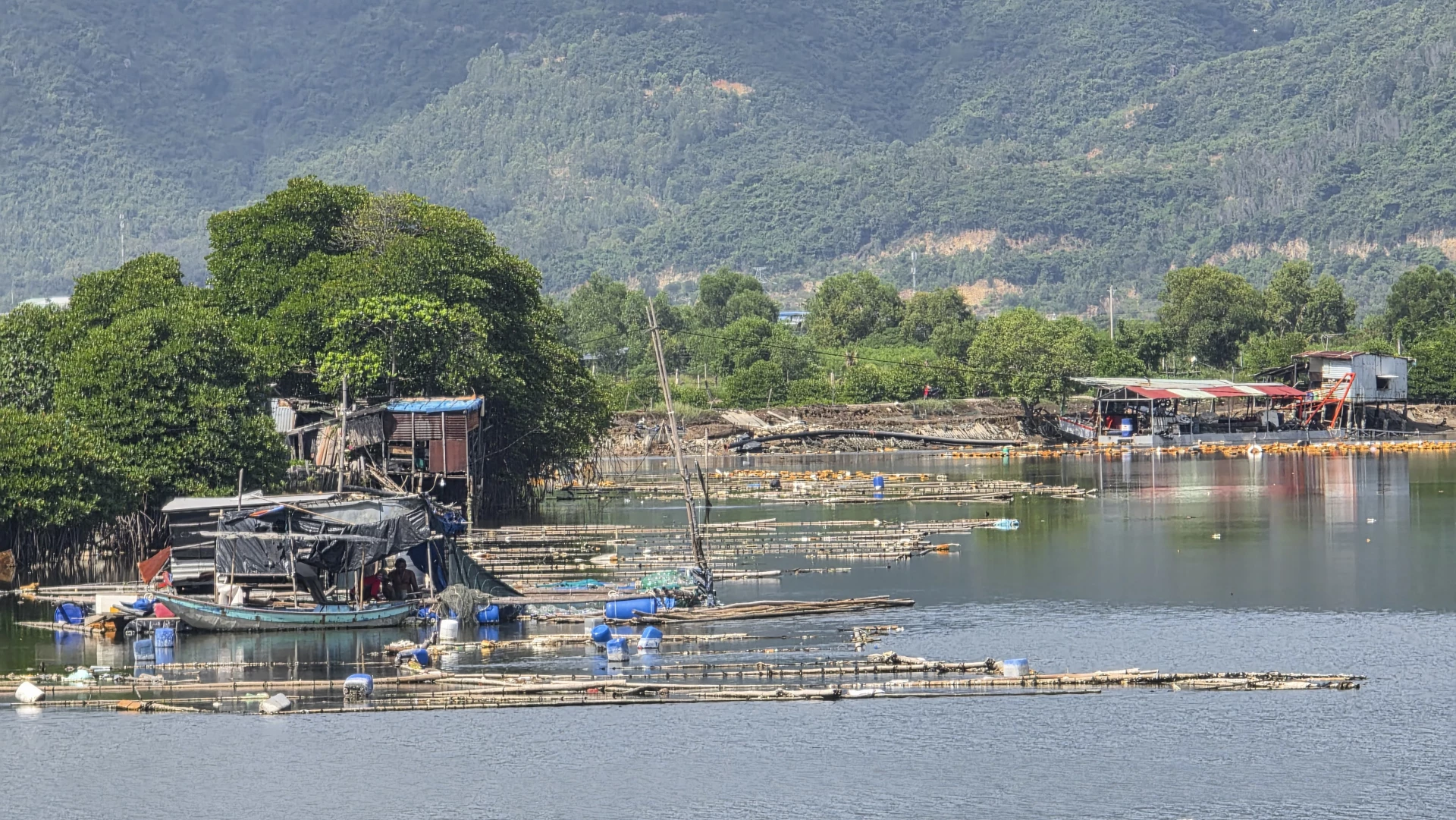 De som får stöd kommer frivilligt att montera ner flytande flottar och bojar på Quan Truongfloden.