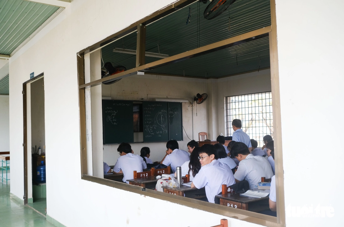 Cửa phòng học, mái ngói bị gió bão thổi bay, học sinh vẫn trở lại trường - Ảnh 2.