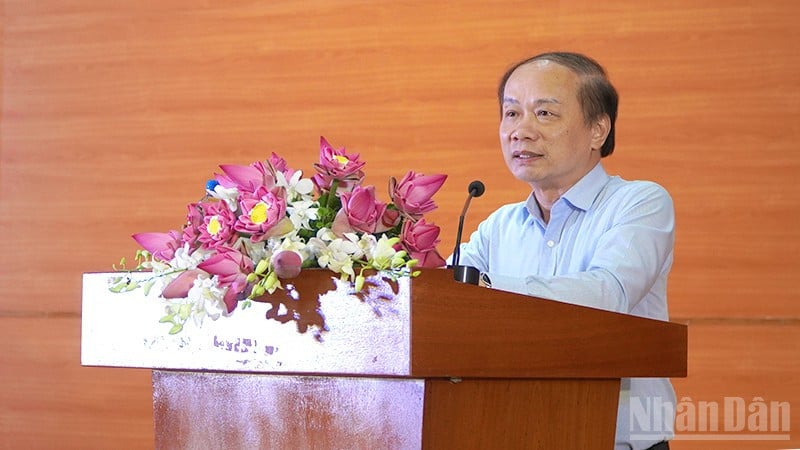 Kameraad Pham Tat Thang, adjunct-hoofd van de Centrale Commissie voor Propaganda en Massamobilisatie, hield een toespraak over propaganda.