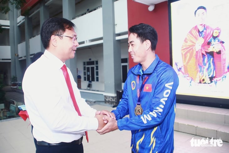 Tuyên dương thầy giáo Nguyễn Tứ Cường đạt huy chương vàng Giải vô địch Vovinam Thế giới - Ảnh 2.