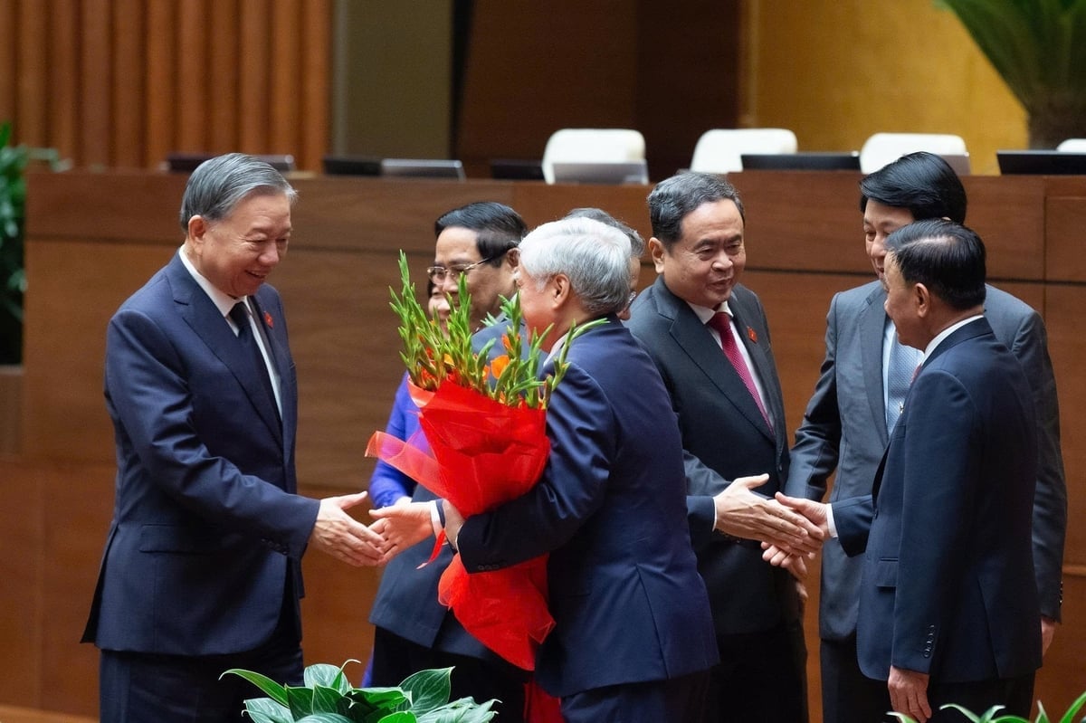 Tổng Bí thư Tô Lâm chúc mừng Phó Chủ tịch Quốc hội Đỗ Văn Chiến. Ảnh: Quochoi.vn.