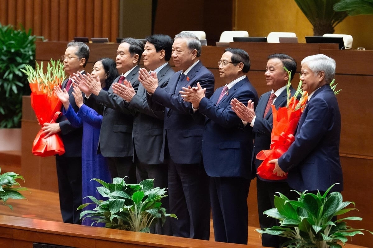 Các đồng chí lãnh đạo Đảng, Nhà nước, Quốc hội, Chính phủ, Mặt trận Tổ quốc chúc mừng Phó Chủ tịch Quốc hội Đỗ Văn Chiến và Chánh án Toà án nhân dân tối cao Nguyễn Văn Quảng. Ảnh: Quochoi.vn.