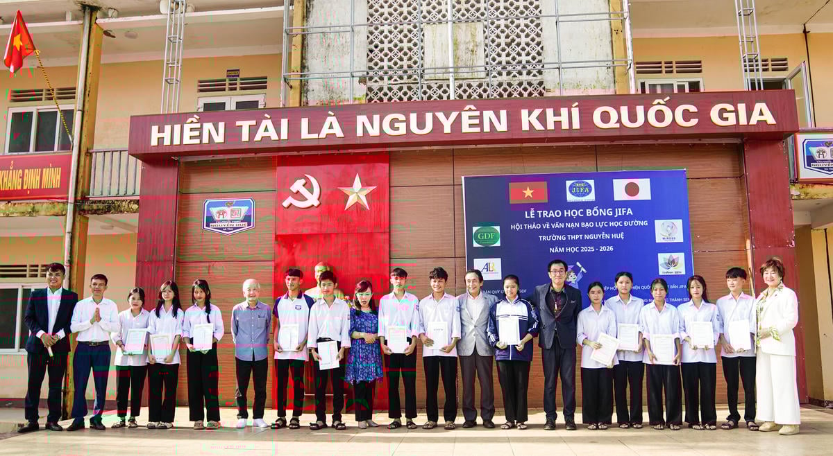 គណៈប្រតិភូបានប្រគល់អាហារូបករណ៍ដល់សិស្សានុសិស្សនៃវិទ្យាល័យ Nguyen Hue។ រូបថត៖ ខេម គី 