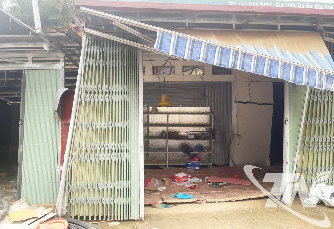 Ett hushålls hus visar tecken på att förskjuta sig utåt och att väggarna spricker.