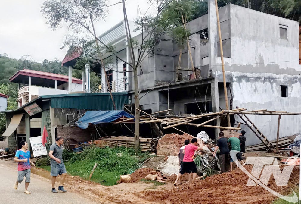 Lokalbefolkningen och styrkor hjälpte hushåll att flytta sina egendomar i säkerhet.