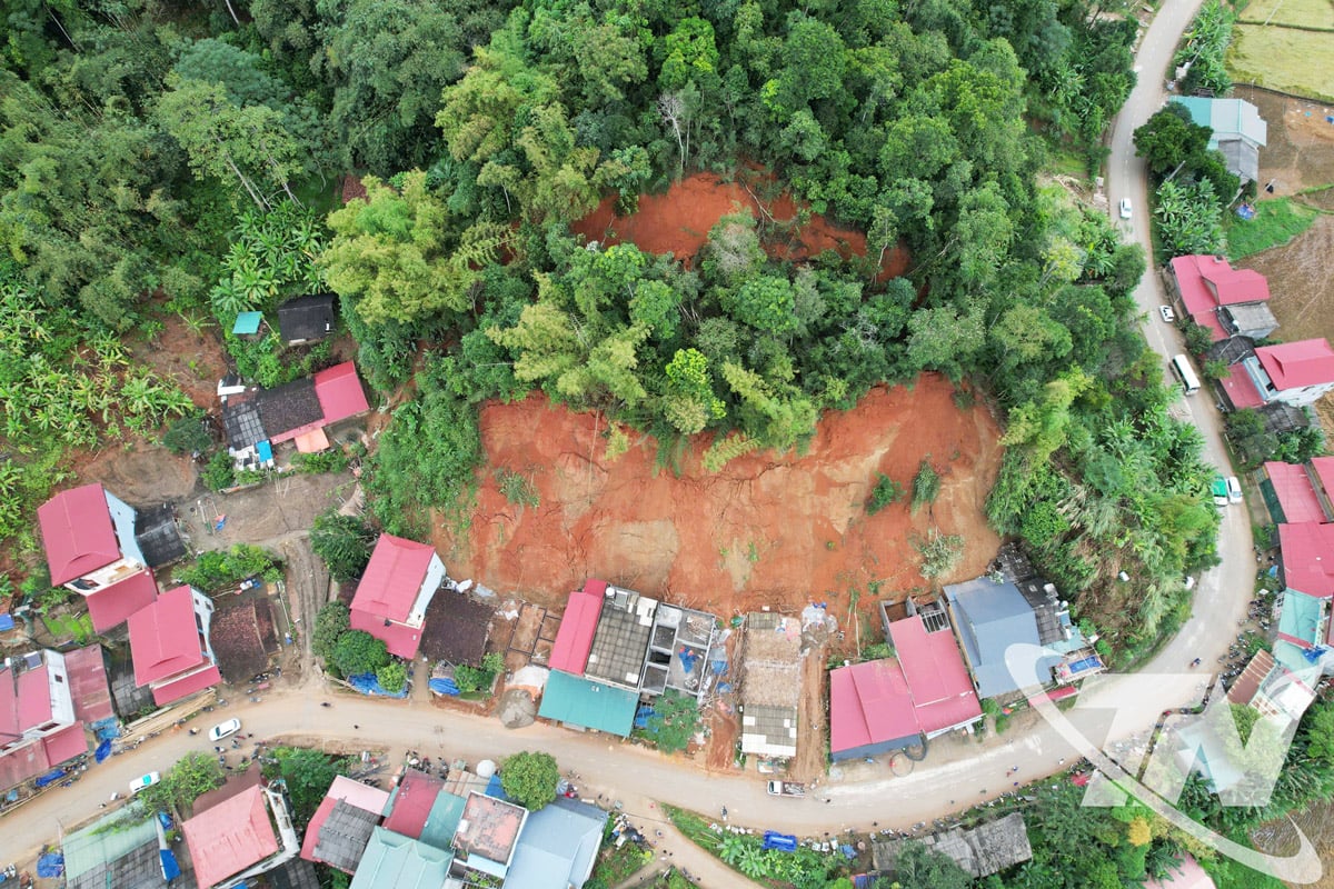 Stora volymer sten och jord riskerar fortfarande att drabbas av ytterligare jordskred.