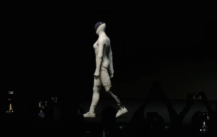 Roboten går fortfarande efter att ha avslöjat sin mekaniska design under sitt konstgjorda skinn. (Foto: Xpeng)