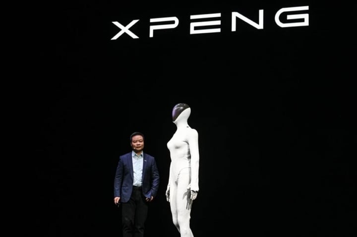 Herr He Xiaopeng – grundare av Xpeng – presenterar Iron-roboten. (Foto: scmp)