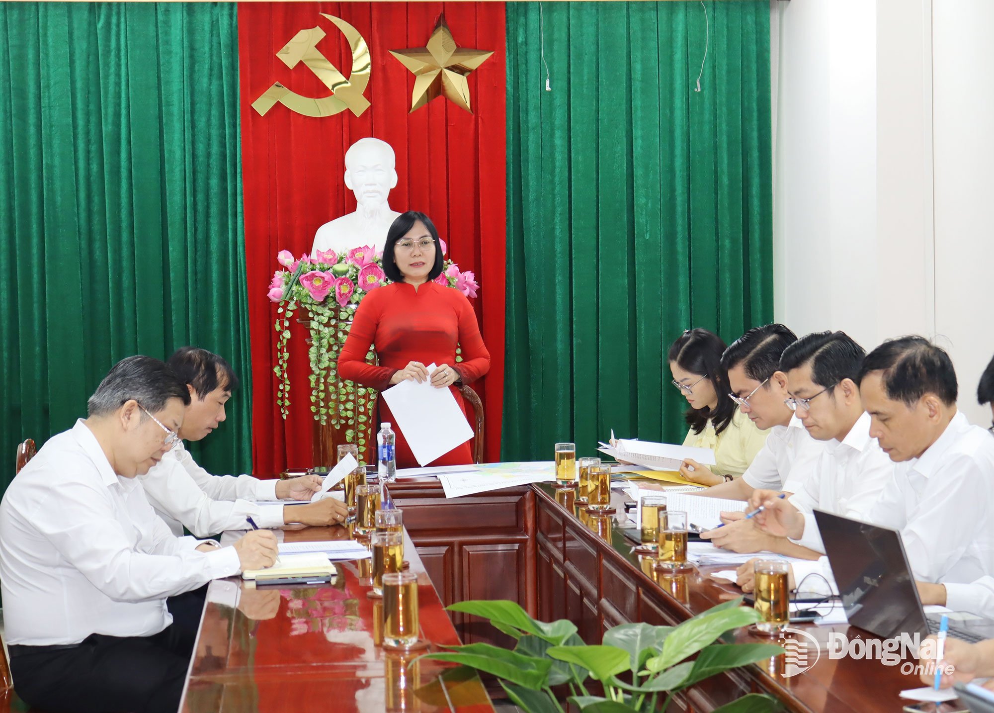 សមាជិកគណៈកម្មាធិការបក្សខេត្ត អនុប្រធានគណៈកម្មាធិការប្រជាជនខេត្ត Dong Nai លោកស្រី Nguyen Thi Hoang ថ្លែងមតិក្នុងកិច្ចប្រជុំ។ រូបថត៖ Hoang Loc 