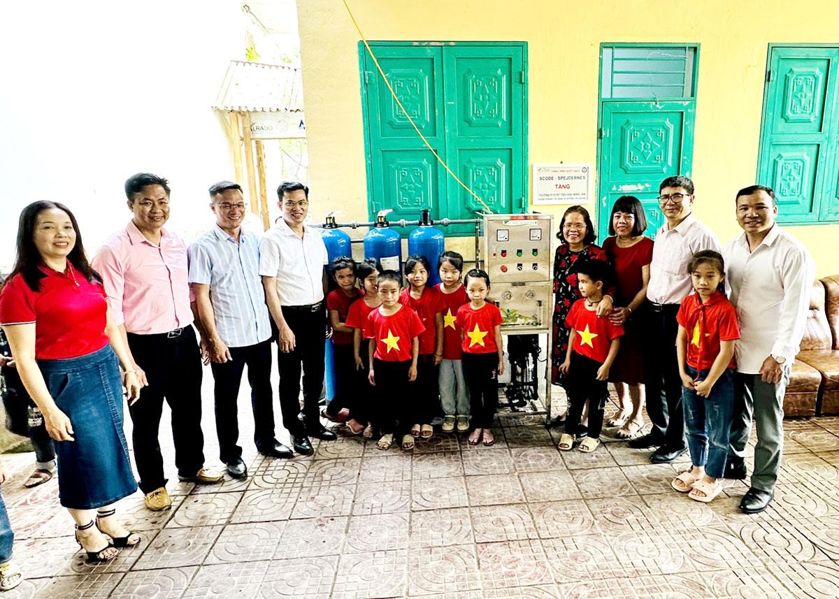 Den provinsielle unionen for vitenskaps- og teknologiforeninger koordinerte med enheter for å overlevere systemet for rent vannforsyning og direkte drikkevann i Minh Tan kommune.