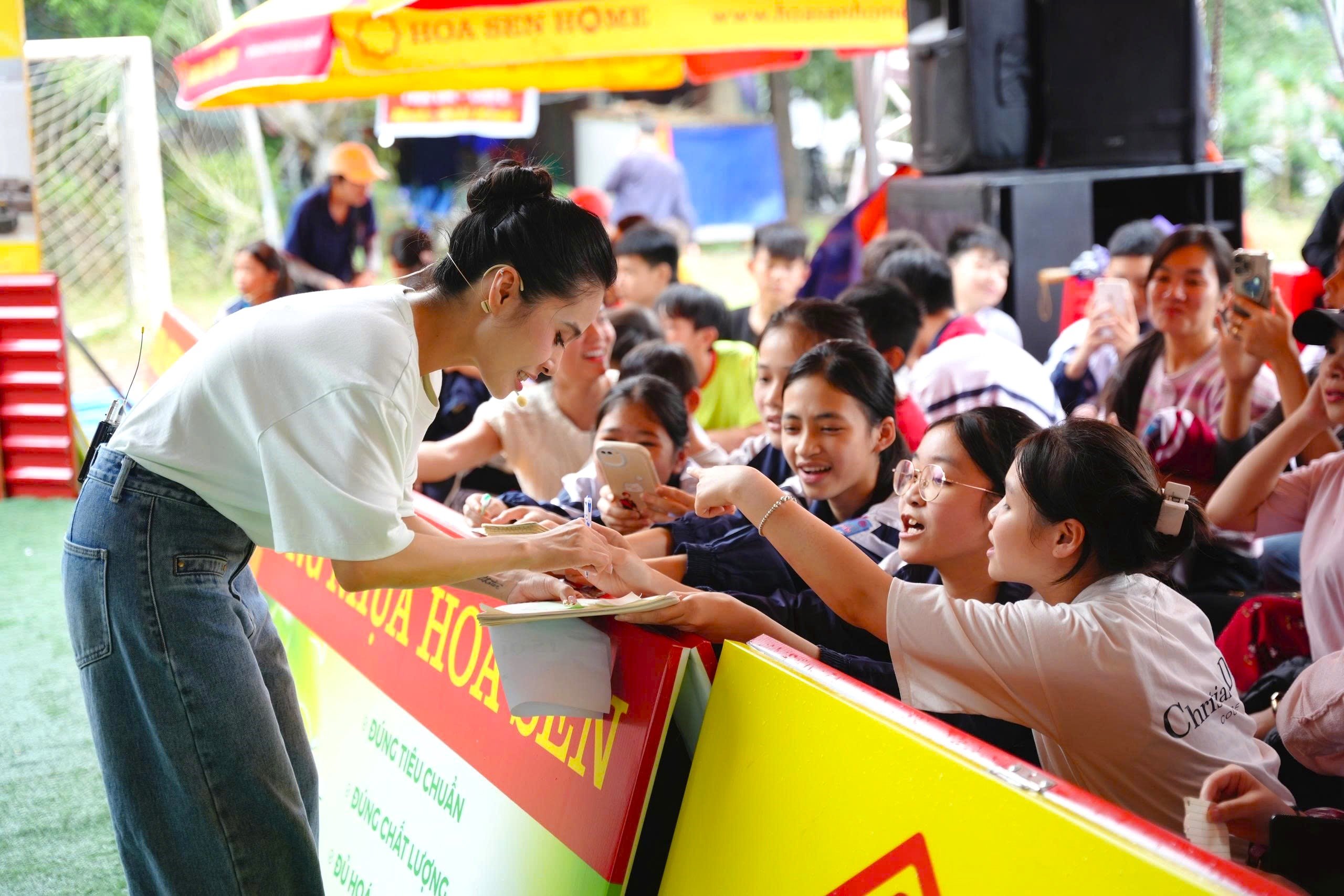 ผู้ชมในเมืองหลวงมีปฏิสัมพันธ์อย่างกระตือรือร้นกับศิลปินรับเชิญของ 