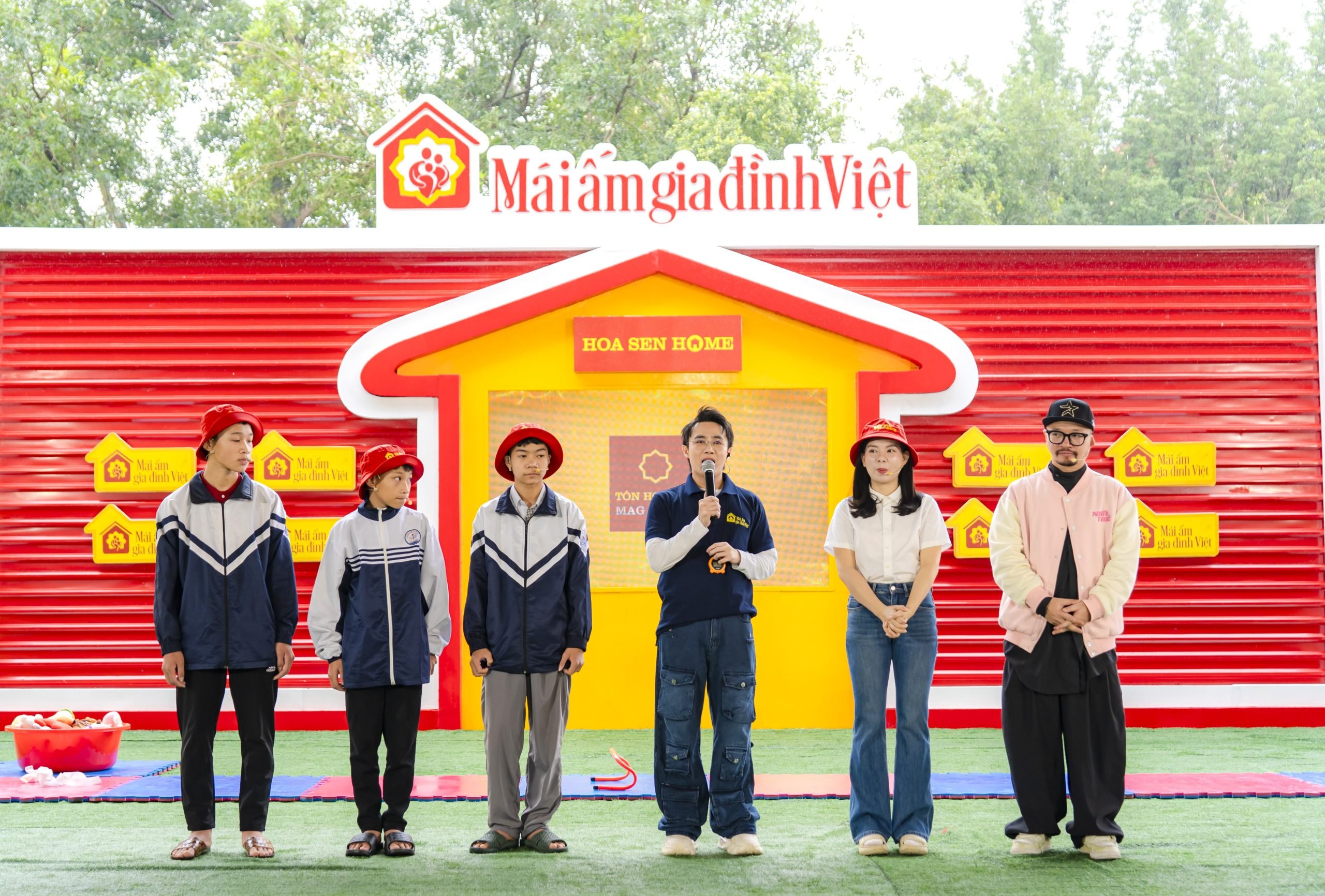 MC Huynh Lap นำเสนอรายการด้วยสไตล์ที่สนุกสนานและเป็นมิตร มอบบรรยากาศที่สนุกสนานและอบอุ่น