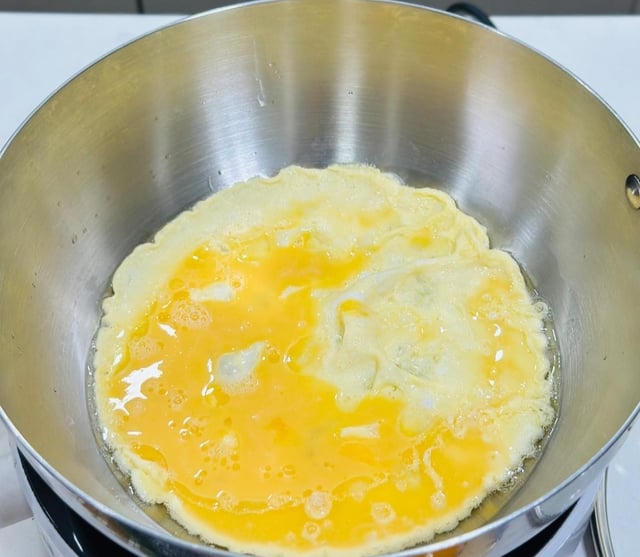 Món ngon ngày lạnh: Đừng chỉ rang thông thường, thử ngay cách làm cơm rang 'vét tủ lạnh' siêu ngon, lạ miệng  - Ảnh 4.