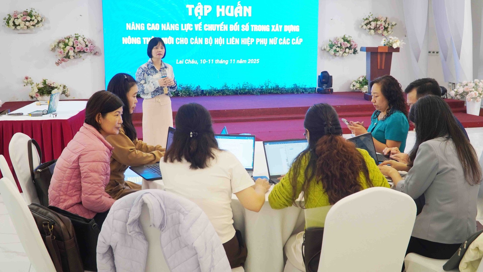 Giảng viên Hồ Khánh Lê – Ban Công tác Phụ nữ, TW Hội LHPN Việt Nam tập huấn nội dung Chuyển đổi số trong nông nghiệp, nông thôn: thực trạng và những vấn đề đặt ra ngay sau buổi khai mạc.