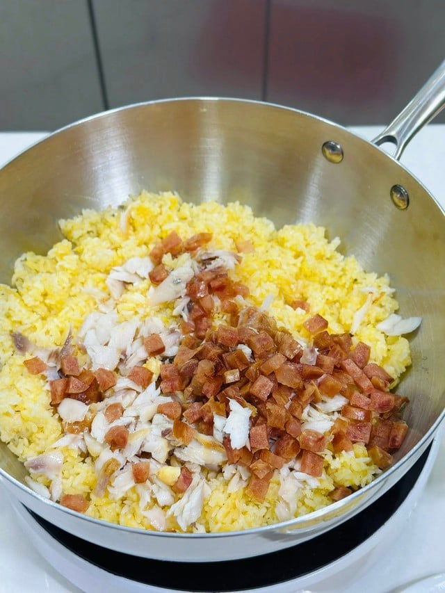 Món ngon ngày lạnh: Đừng chỉ rang thông thường, thử ngay cách làm cơm rang 'vét tủ lạnh' siêu ngon, lạ miệng  - Ảnh 7.