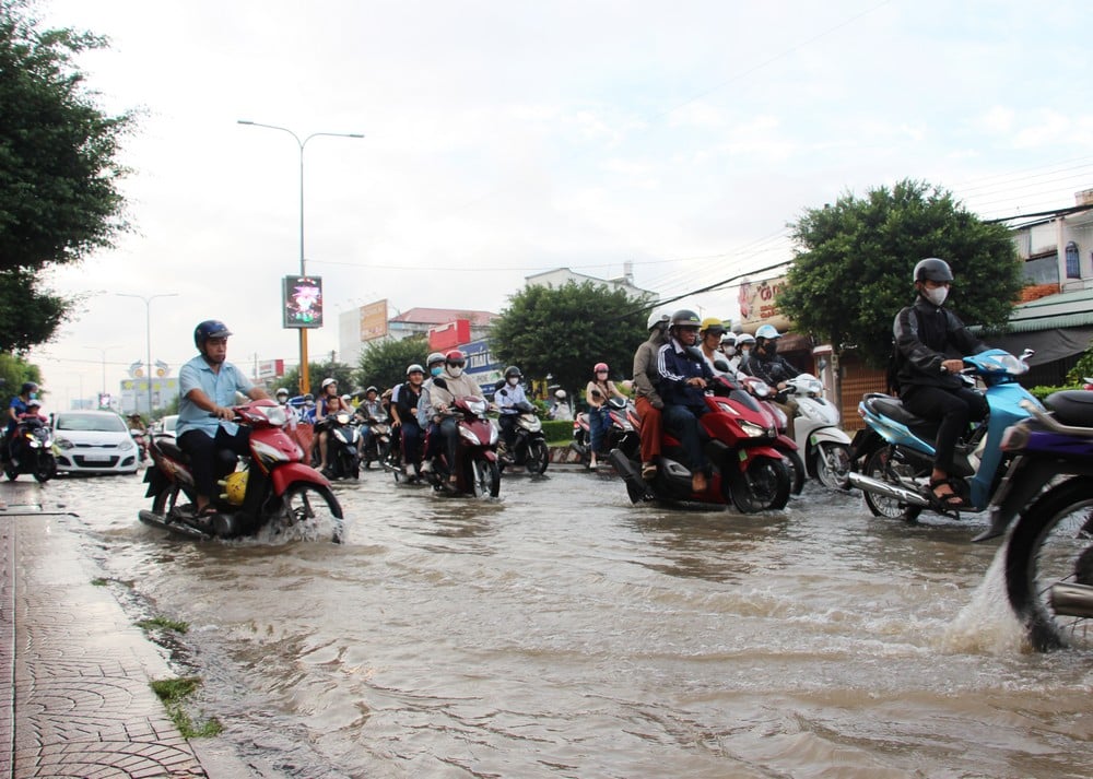 만조로 인해 해당 지방의 저지대에 홍수가 발생할 가능성이 높습니다.