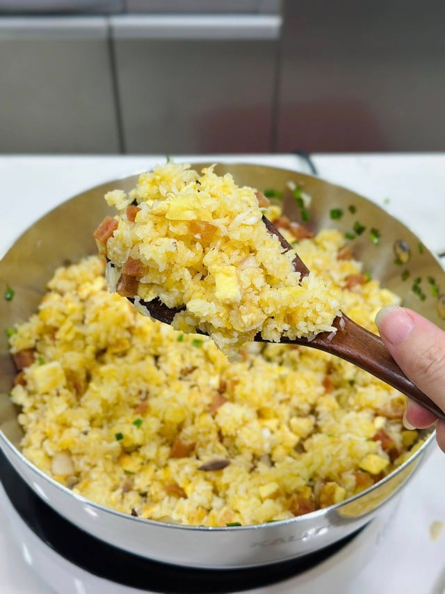 Món ngon ngày lạnh: Đừng chỉ rang thông thường, thử ngay cách làm cơm rang 'vét tủ lạnh' siêu ngon, lạ miệng  - Ảnh 8.