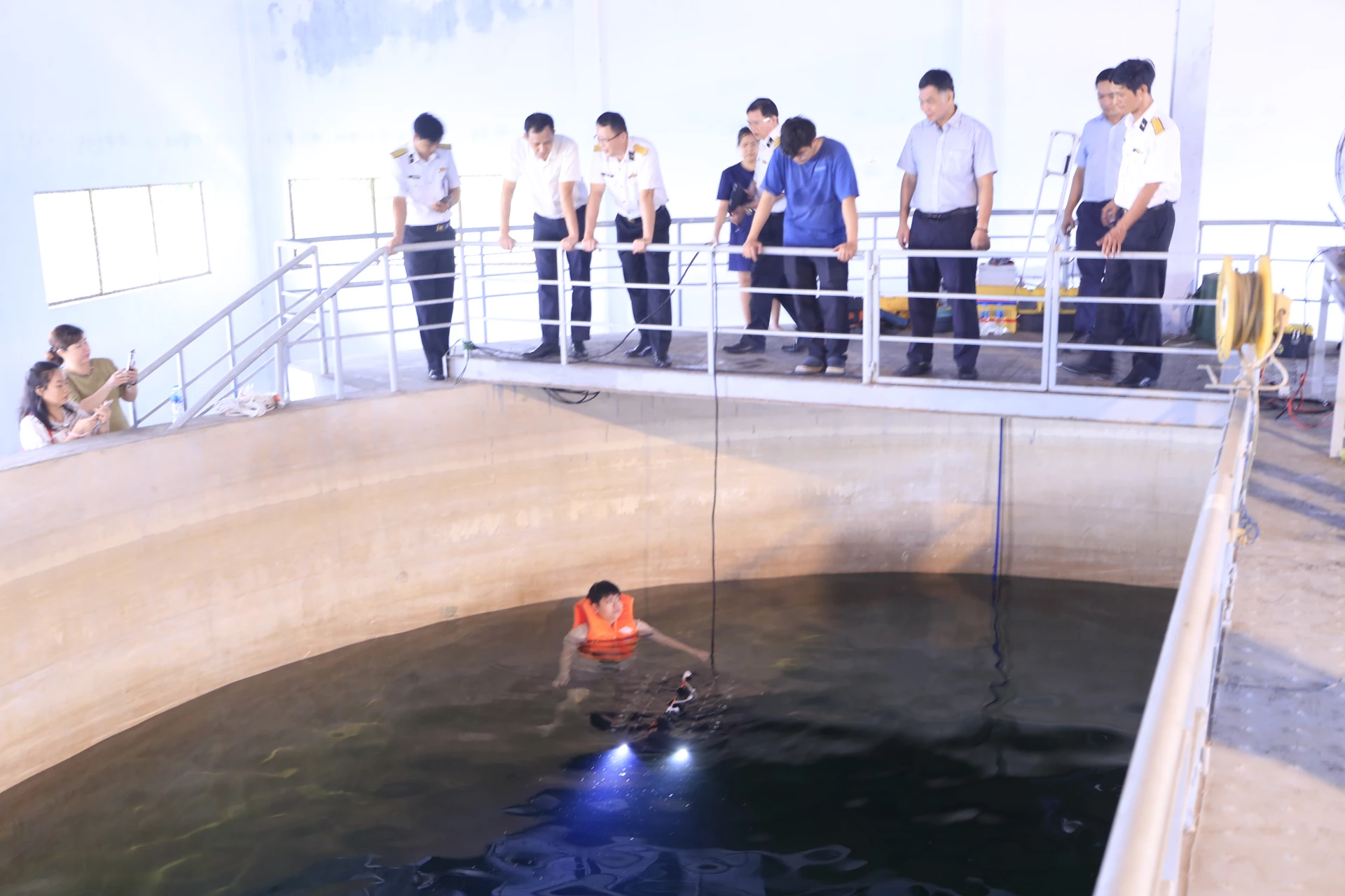 Testen van onderwater biomimetische robotproducten.