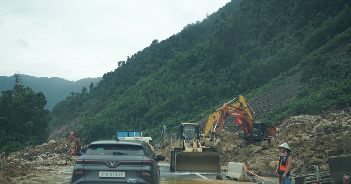 Ngày đầu thông tuyến 1 làn xe trên cao tốc La Sơn - Hòa Liên