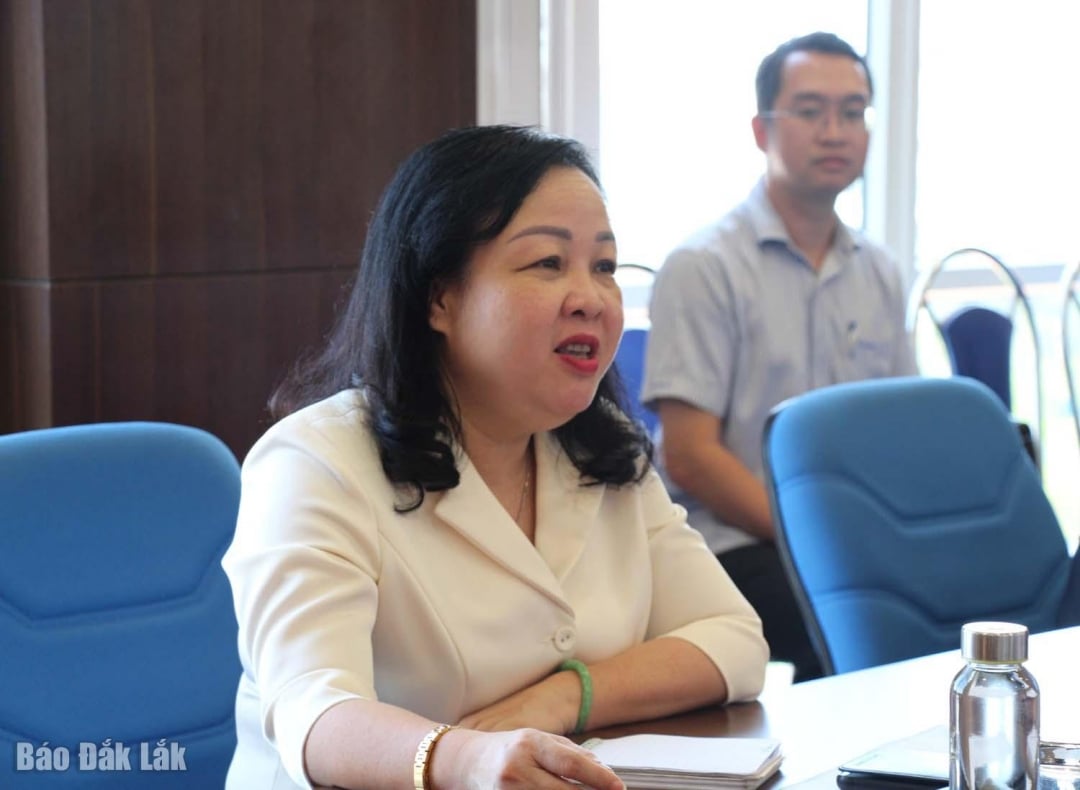 សមមិត្ត Cao Thi Hoa An អនុលេខាអចិន្ត្រៃយ៍គណៈកម្មាធិការបក្សខេត្ត ប្រធានក្រុមប្រឹក្សាប្រជាជនបានពិភាក្សាការងារជំនះពុះពារផលវិបាកដោយព្យុះលេខ១៣ក្នុងខេត្ត។