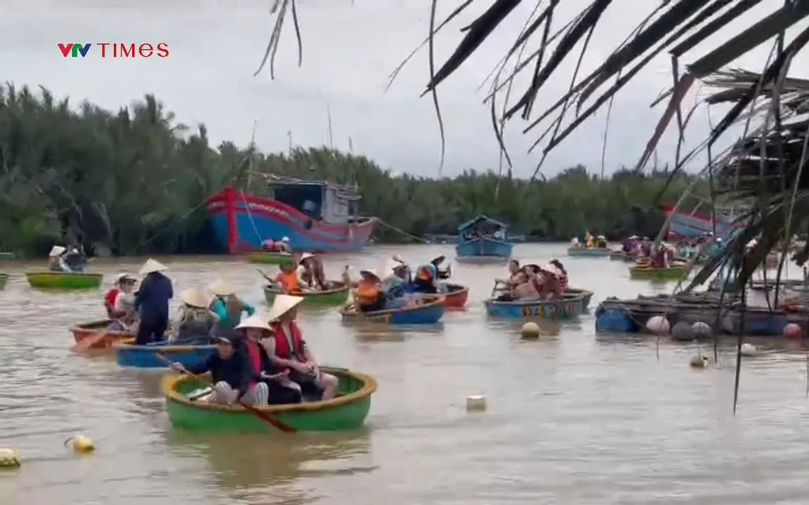 Nhiều du khách quốc tế tỏ ra rất thích thú khi được trải nghiệm đội nón lá, chèo thuyền thúng len lỏi trong rừng dừa.
