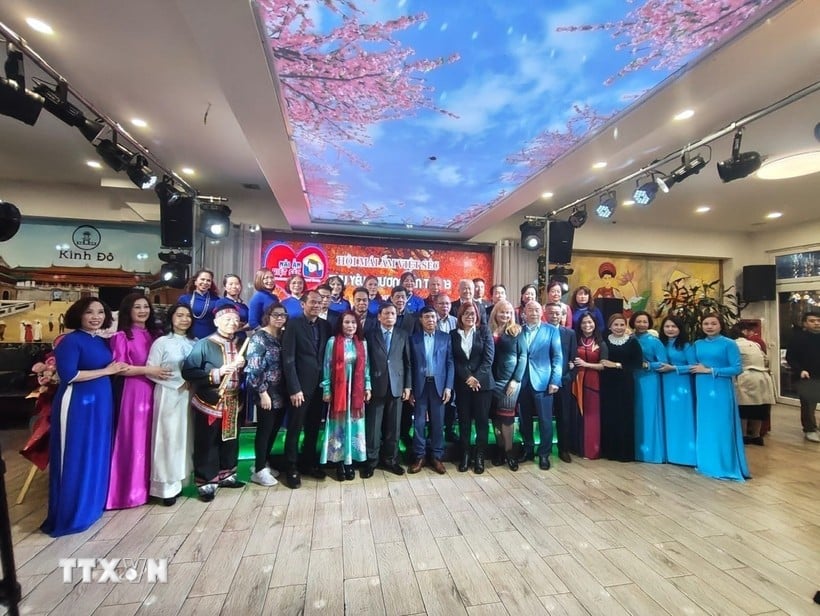 Membros da Associação de Abrigo Vietnam-Checa tiraram uma foto de recordação no evento. (Foto: VNA)