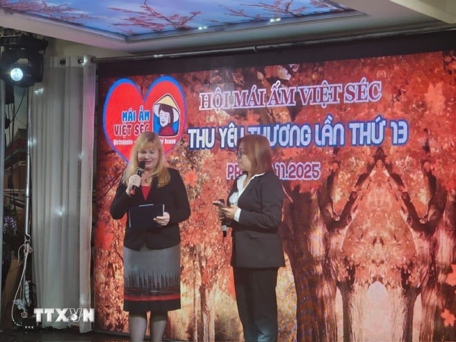 A Sra. Ing. Lenka Patrasová, Vice-Presidente da Associação Vietnamita-Checa de Abrigos, discursou no evento. (Foto: VNA)