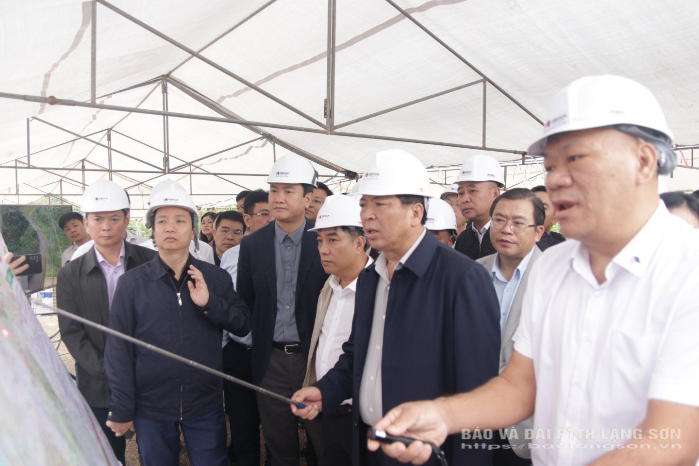 Perwakilan investor melaporkan kemajuan konstruksi proyek jalan tol Dong Dang (Lang Son) - Tra Linh (Cao Bang)