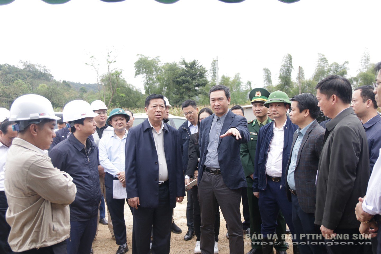 Kamerad Nguyen Canh Toan, Wakil Sekretaris Komite Partai Provinsi, Ketua Komite Rakyat Provinsi Lang Son melaporkan kepada Menteri Konstruksi mengenai pekerjaan pembersihan lokasi dua proyek di Provinsi Lang Son.