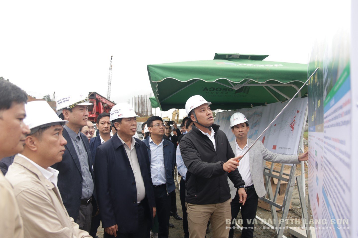 Perwakilan perusahaan proyek jalan tol gerbang perbatasan Huu Nghi-Chi Lang, melaporkan status pelaksanaan item proyek