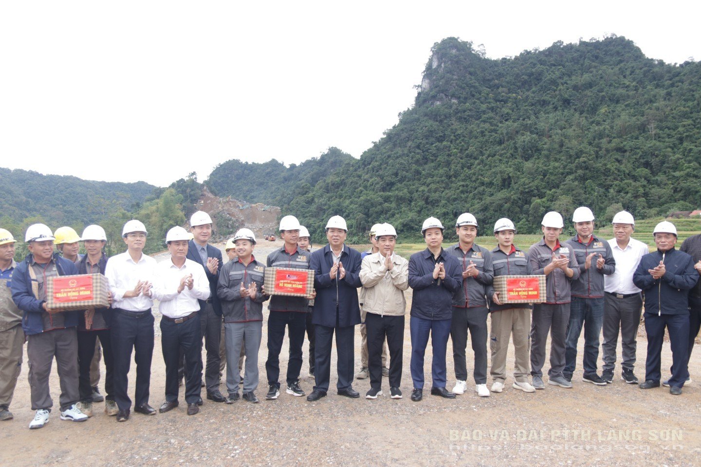Menteri memberikan hadiah untuk memberi semangat kepada tim insinyur dan pekerja yang bekerja di proyek jalan tol Dong Dang (Lang Son) - Tra Linh (Cao Bang).