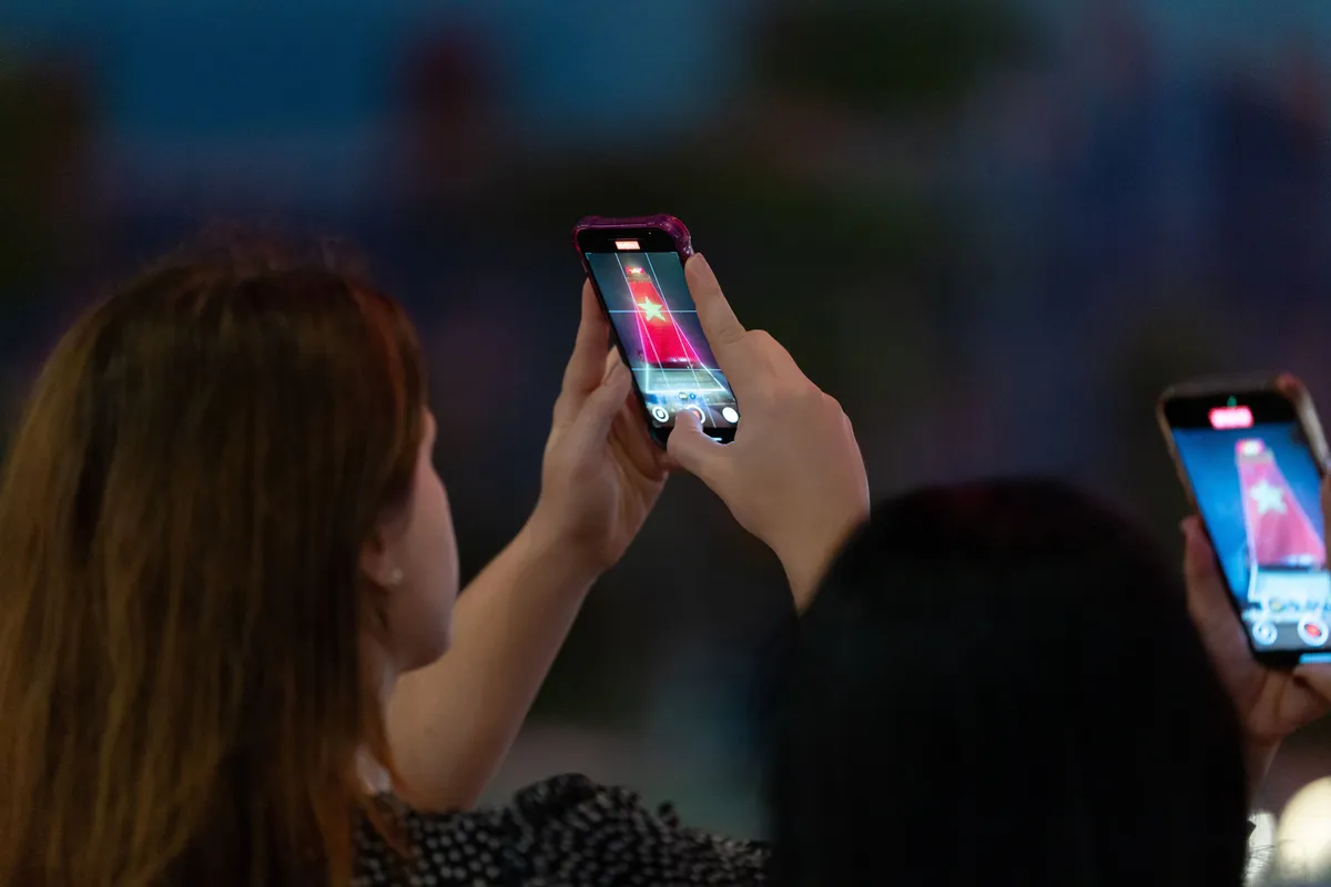 Tòa tháp Saigon Marina IFC rực sáng chào mừng đối tác chiến lược toàn diện Việt - Anh - Ảnh 1.