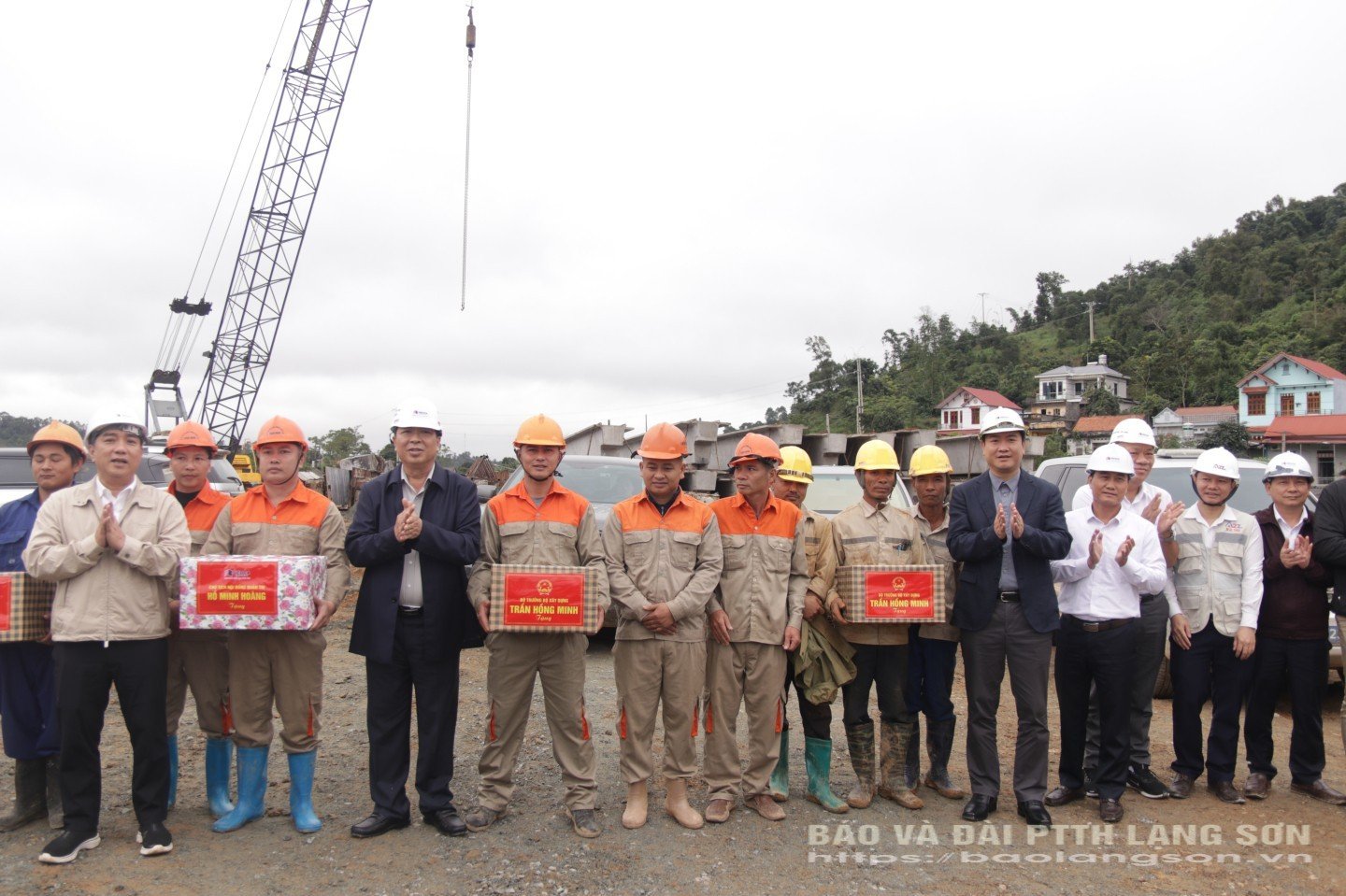 Menteri dan para pemimpin Komite Rakyat provinsi Lang Son dan Cao Bang memberikan hadiah untuk memberi semangat kepada para insinyur dan pekerja yang berpartisipasi dalam pembangunan proyek jalan tol gerbang perbatasan Huu Nghi-Chi Lang.