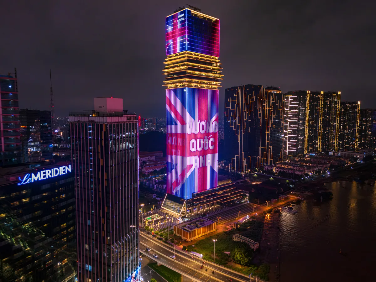 Tòa tháp Saigon Marina IFC rực sáng chào mừng đối tác chiến lược toàn diện Việt - Anh - Ảnh 2.