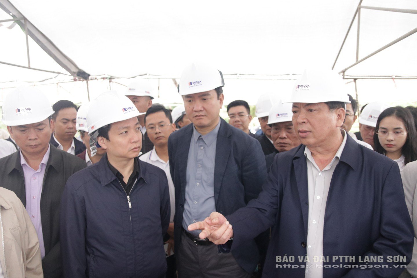 Menteri Konstruksi memberikan sambutan di lokasi inspeksi proyek.