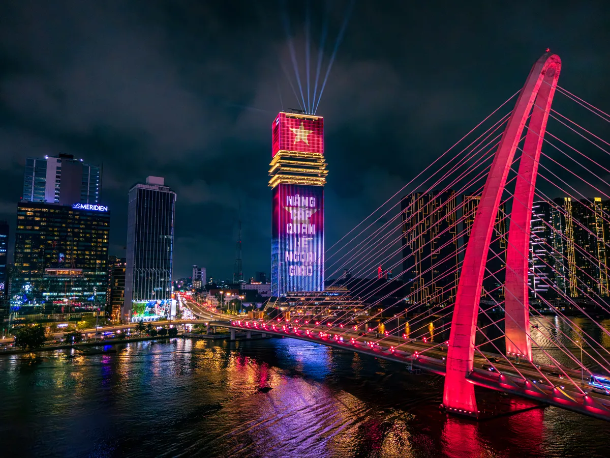 Tòa tháp Saigon Marina IFC rực sáng chào mừng đối tác chiến lược toàn diện Việt - Anh - Ảnh 4.